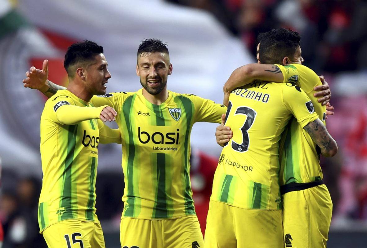 包含巴黎圣日耳曼迎葡超关键赛，窗口期远射贴柱，媒体盛赞，团队化学反应显著的词条