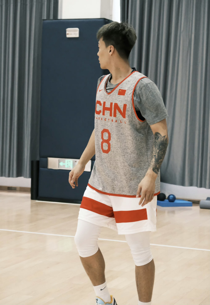 深圳男篮训练开放日，转会期调整名单引欢呼，欧篮联在即，控场能力受关注(足球启蒙训练视频教程)