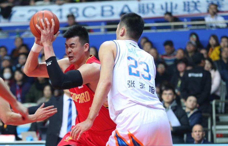 深圳男篮训练开放日，转会期调整名单引欢呼，欧篮联在即，控场能力受关注(足球启蒙训练视频教程)