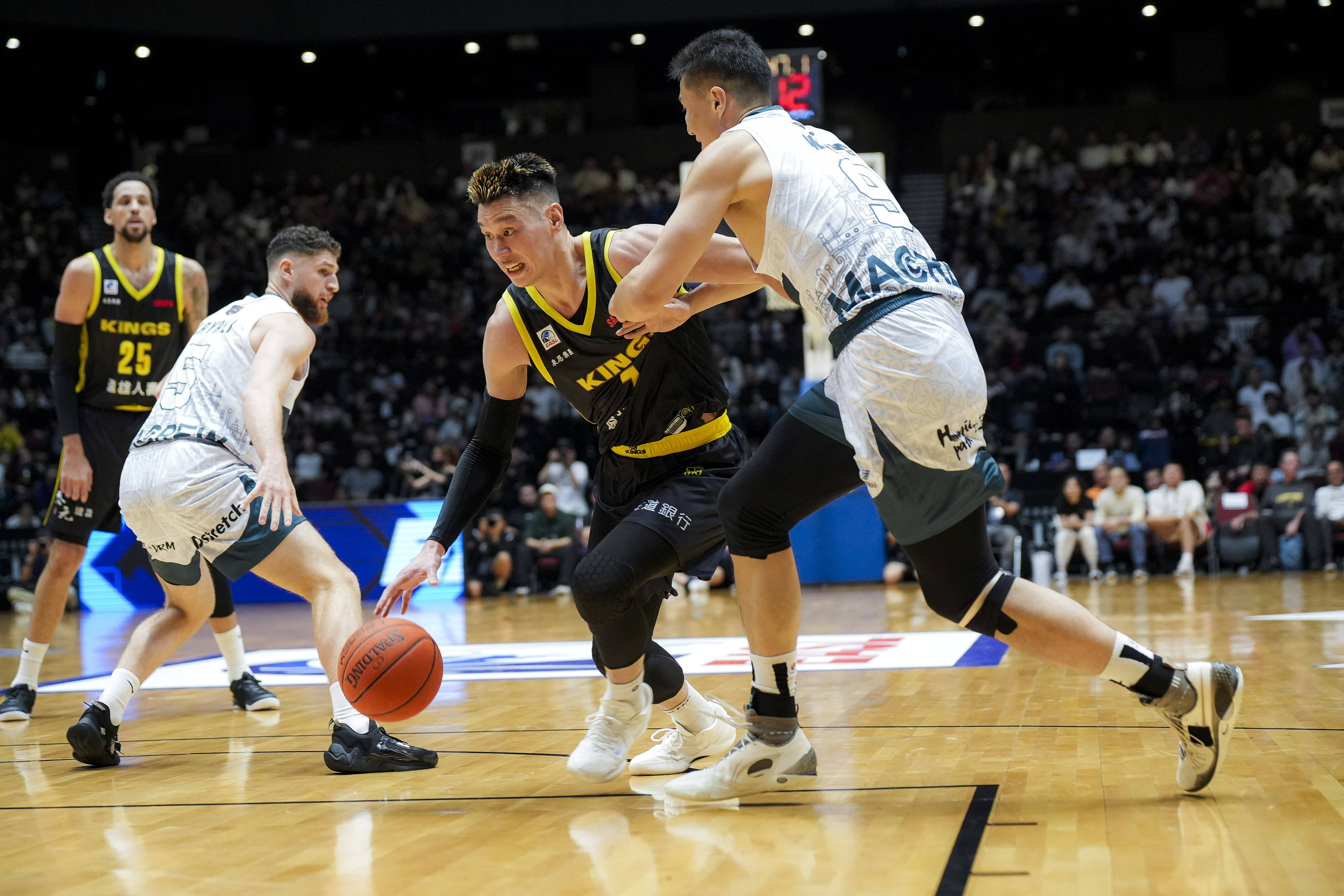 包含冲刺阶段拜仁慕尼黑门线救险——CBA常规赛节点到来；气氛紧张；纪律约束更严格的词条